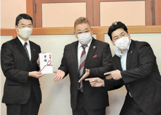 村井宮城県知事とサンドイッチマン.PNG